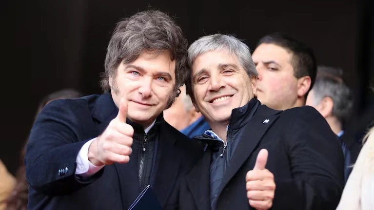 La CAF aprobó una garantía por USD 250 millones para respaldar a la Argentina de Milei El presidente, Javier Milei y el ministro de economía, Luis Caputo.