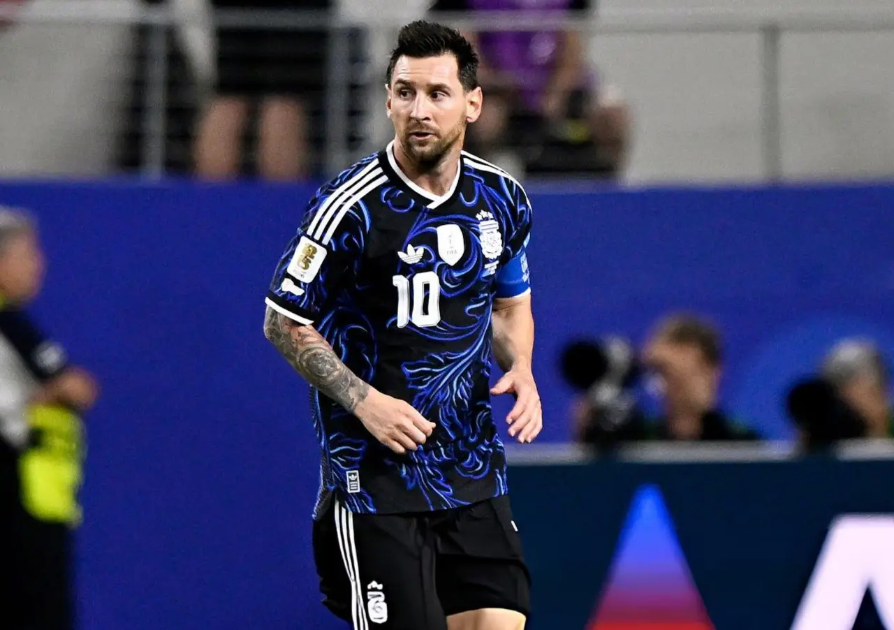 Scaloni le restó importancia al uso de la camiseta suplente frente a Inglaterra