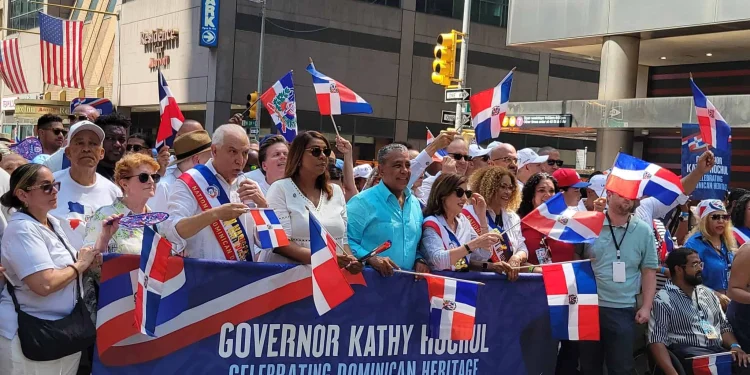 Miles de dominicanos celebraron su identidad cultural en la Sexta Avenida, con la participación de comunicadores, artistas, autoridades y miembros de la diáspora dominicana en Nueva York