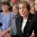Aberrante: la gobernadora demócrata de Massachusetts habilitó los abortos sin límite gestacional