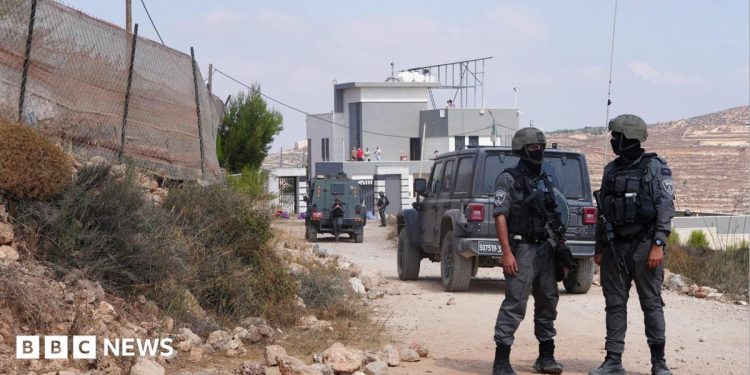 Activists deliver aid to Palestinians in homes besieged by Israeli settlers