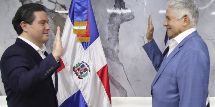 Alejandro Campos es juramentado por Eduardo Estrella como...