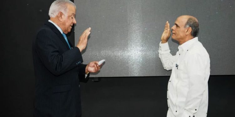 Andrés Bautista juramenta a Carlos Paulino como nuevo director de la Defensa Civil Andrés Bautista juramenta a Carlos Paulino como nuevo director de la Defensa Civil