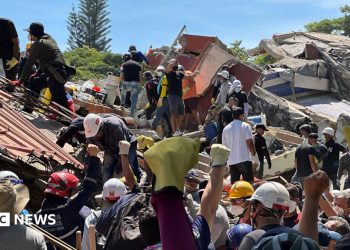 Angustia del hermano colombiano entre los escombros del edificio en busca de sobrevivientes del terremoto