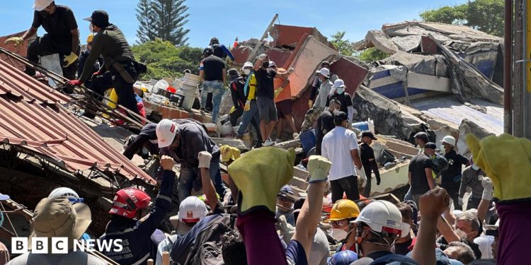 Angustia del hermano colombiano entre los escombros del edificio en busca de sobrevivientes del terremoto Angustia del hermano colombiano entre los escombros del edificio en busca de sobrevivientes del terremoto