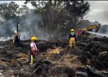 Bomberos de Santo Domingo Este dicen controlan en un 95 % incendio en vertedero de Cancino Adentro
