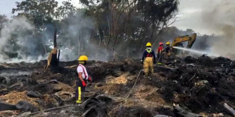 Bomberos de Santo Domingo Este dicen controlan en un 95 % incendio en vertedero de Cancino Adentro