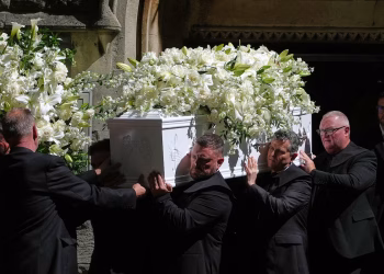 Bonnie Tyler es recordada como estrella mundial en su funeral en Gales