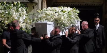 Bonnie Tyler es recordada como estrella mundial en su funeral en Gales Bonnie Tyler es recordada como estrella mundial en su funeral en Gales