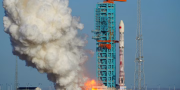 China recupera la etapa de un cohete en tierra por primera vez, después de una recuperación anterior en el mar