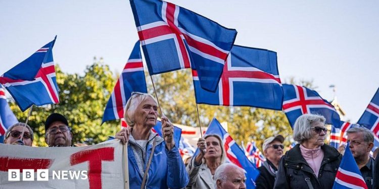 Close race as Iceland votes on whether to restart talks on joining EU