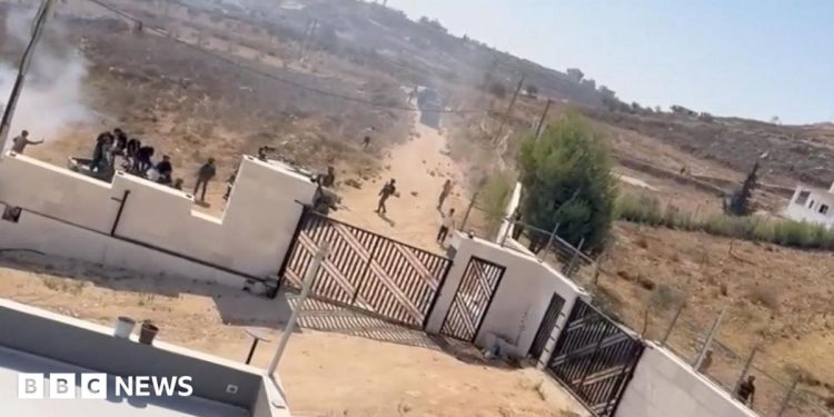 Colonos israelíes asedian a familias palestinas en una aldea de Cisjordania Colonos israelíes asedian a familias palestinas en una aldea de Cisjordania