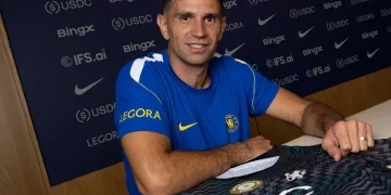 Dibu Martínez fue presentado oficialmente en el Chelsea y será titular ante Brighton