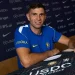 Dibu Martínez fue presentado oficialmente en el Chelsea y será titular ante Brighton