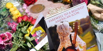 Dolly Parton construyó un mundo mejor, con pedrería y canciones