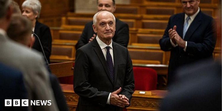 El ex juez András Baka elegido presidente húngaro