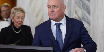 El primer ministro de Nueva Zelanda propone prohibir a los niños el uso de las redes sociales