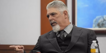 Ex detective dice que el sospechoso del asesinato de Tupac era el 'persona que llamó a disparos' de una pandilla