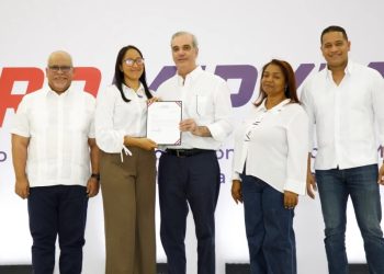 Gobierno entrega RD$85 millones a 400 microempresarios de San Juan