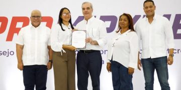 Gobierno entrega RD$85 millones a 400 microempresarios de San Juan