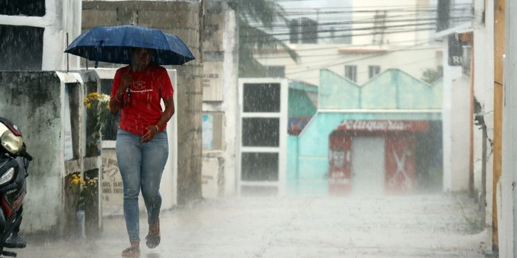 Indomet informa vaguada y onda tropical provocarán aguaceros la tarde de este lunes