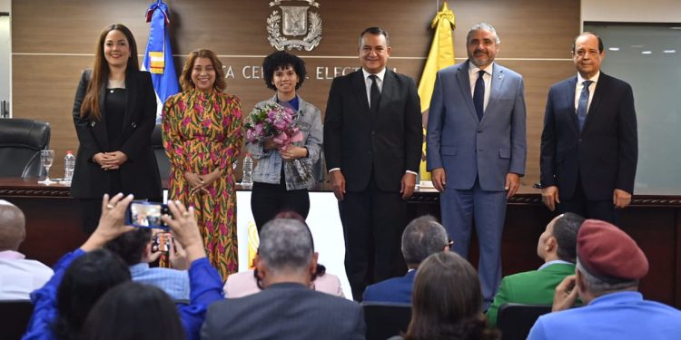 JCE reconoce a la cedulada número 3 millones y anuncia se elimina restricción del mes de cumpleaños para renovar cédula