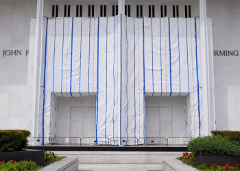 Juez pregunta por qué el Kennedy Center se está moviendo tan rápido para devolver el nombre de Trump al edificio