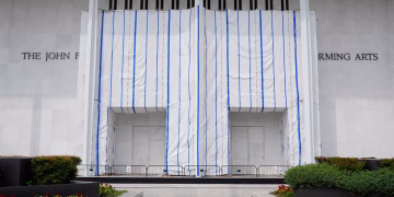 Juez pregunta por qué el Kennedy Center se está moviendo tan rápido para devolver el nombre de Trump al edificio