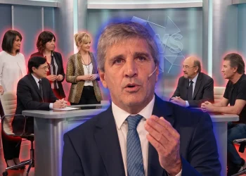 Luis Caputo apuntó contra los "periodistas" operadores que difunden mentiras y pidió sanciones Luis Caputo apuntó contra los "periodistas" operadores que difunden mentiras y pidió sanciones