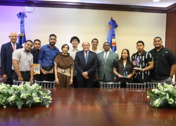 Mescyt reconoce tres emprendimientos universitarios y premia...