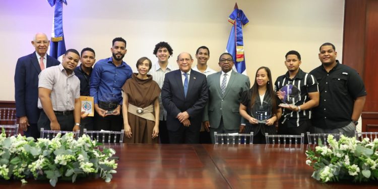 Mescyt reconoce tres emprendimientos universitarios y premia...