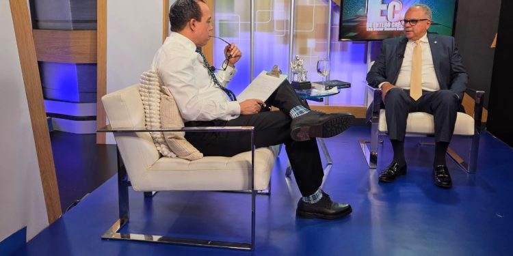 Moscoso Segarra: “CNM toma decisiones políticas al nombrar jueces; Valora avances del Código; APEC inicia Congreso de Ciberseguridad”