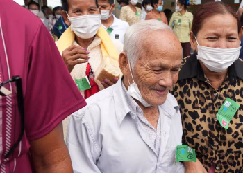 Muere Bou Meng, artista camboyano y superviviente de un centro de tortura de los Jemeres Rojos, a los 85 años
