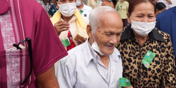 Muere Bou Meng, artista camboyano y superviviente de un centro de tortura de los Jemeres Rojos, a los 85 años Muere Bou Meng, artista camboyano y superviviente de un centro de tortura de los Jemeres Rojos, a los 85 años