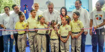 Presidente Luis Abinader entrega polideportivo techado en el Centro Educativo Santo Cura de Ars