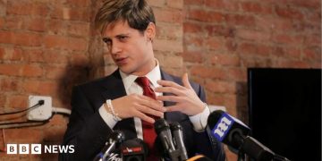 Right-wing commentator Milo Yiannopoulos detained by ICE