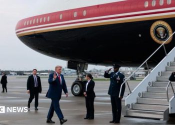 Trump dice que cambió de avión después de la cumbre de la OTAN debido a una posible amenaza