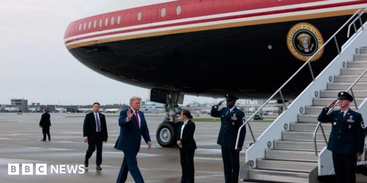 Trump dice que cambió de avión después de la cumbre de la OTAN debido a una posible amenaza