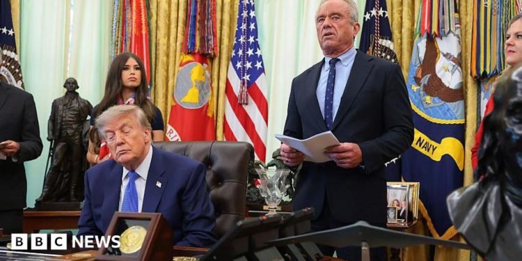 Trump firma orden para limitar las vacunas infantiles y dividir las inyecciones triple vírica