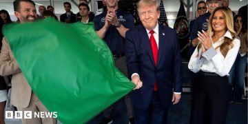 Trump waves green flag kicking off high-speed IndyCar race through Washington