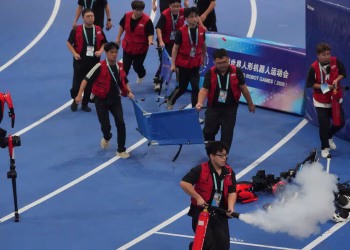 Un robot velocista vuelve a batir un récord de 100 metros mientras vuelan chispas en la competición de robots de China