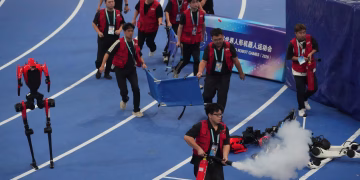 Un robot velocista vuelve a batir un récord de 100 metros mientras vuelan chispas en la competición de robots de China