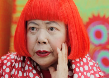 Yayoi Kusama, que salpicó el mundo del arte con lunares, muere a los 97 años en Tokio