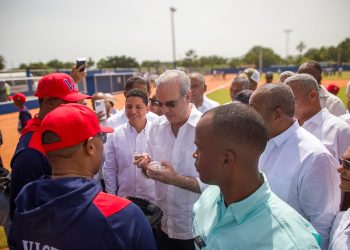 Abinader inaugura campo de béisbol Nelson Mateo en Pizarrete, Peravia, tras 26 años de espera; impactará a unas cinco mil personas