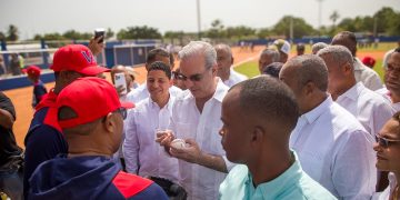 Abinader inaugura campo de béisbol Nelson Mateo en Pizarrete, Peravia, tras 26 años de espera; impactará a unas cinco mil personas