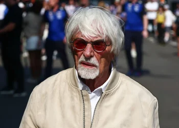 Bernie Ecclestone, exjefe de la Fórmula 1, fue detenido en Portugal por llevar una escopeta sin autorización en un vuelo