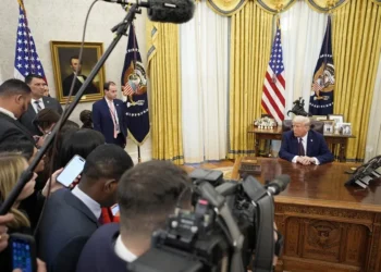 Cadenas de medios de EE.UU. suspenden la cobertura de Trump