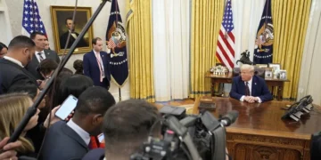 Cadenas de medios de EE.UU. suspenden la cobertura de Trump