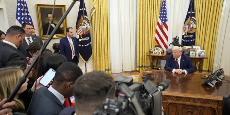 Cadenas de medios de EE.UU. suspenden la cobertura de Trump Cadenas de medios de EE.UU. suspenden la cobertura de Trump