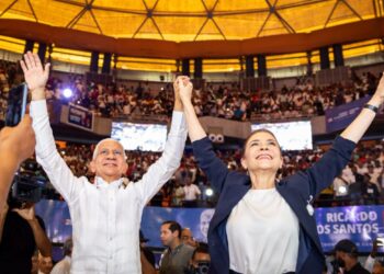 Carolina Mejía presenta a Ricardo de los Santos como su jefe de campaña